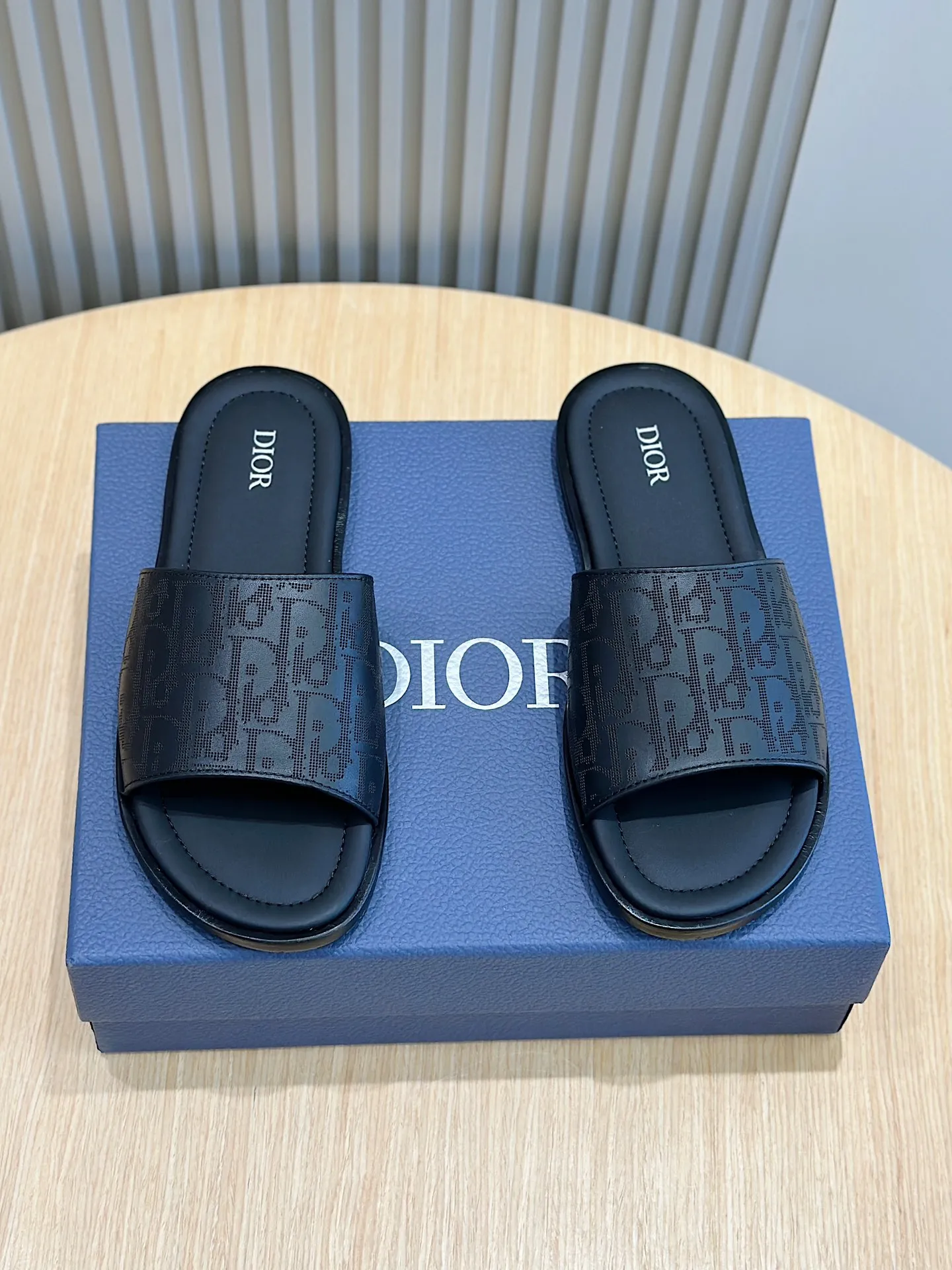 P320 Dior Alias ​​Men's Genuine Leather Slippers This Alias ​​sandal is new for summer, showing casual and elegant style. Carefully crafted from grained cow leather and Oblique printed fabric, with cowhide lining! Cross strap design. The imported cowhide leather and rubber sole adds sophistication and comfort, while Oblique print-effect anti-slip panels add style. Size: 39-44 (customized at 38.45)